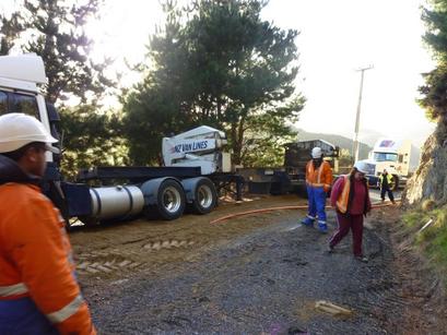 qh-opau-road-truck-stuck.JPG